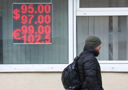 Российскому рублю спрогнозировали ослабление к лету