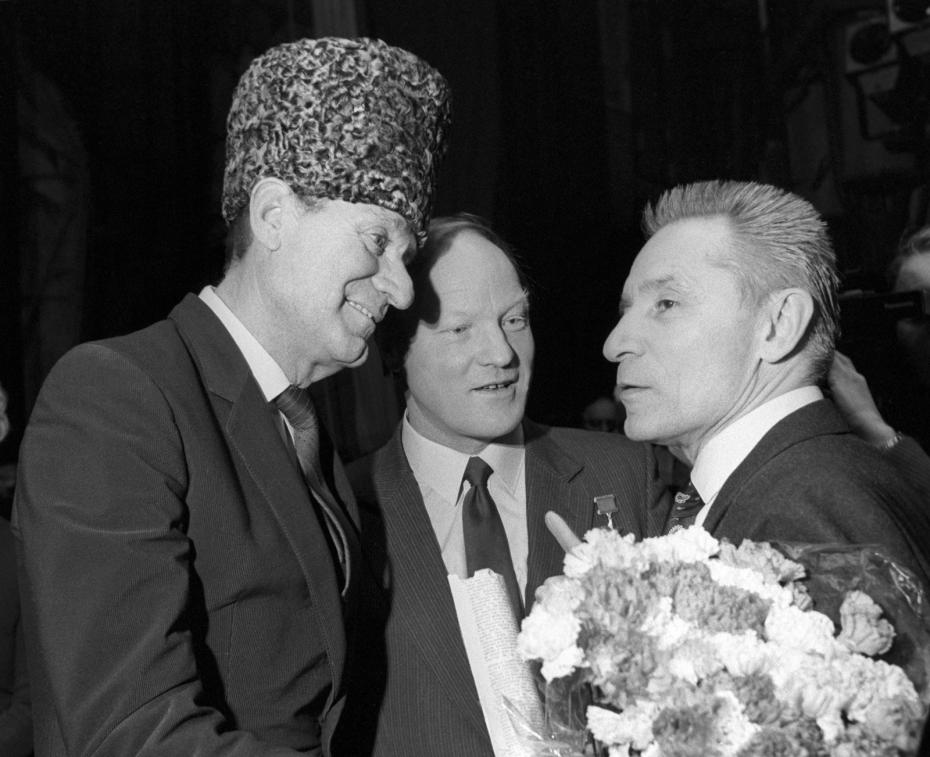 Танцовщик Махмуд Эсамбаев (слева) и летчик-космонавт СССР Юрий Волк поздравляют с юбилеем главного балетмейстера Государственного академического Большого театра Cоюза ССР Юрия Григоровича (справа)