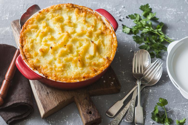 Картофельная запеканка с фаршем порадует ароматной и хрустящей корочкой