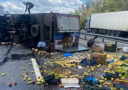 Грузовик с фруктами перевернулся на трассе в Ростовской области