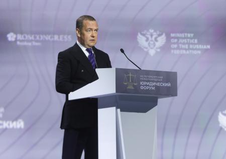 Медведев одним словом описал политику новой администрации США