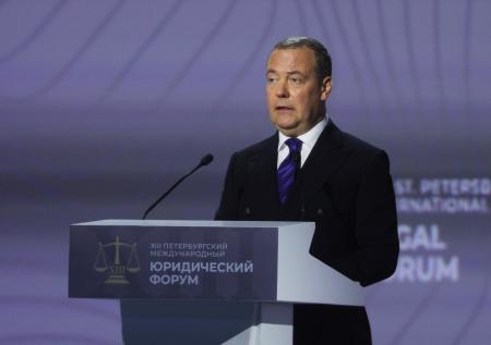 Медведев не увидел на Украине лиц, способных подписать мирный договор