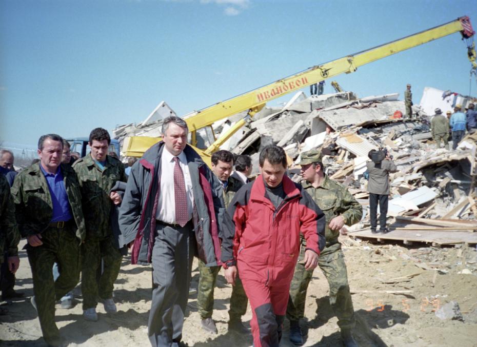 Последствия катастрофического землетрясения, произошедшего 28 мая 1995 года в Нефтегорске,  министр РФ по делам гражданской обороны, чрезвычайным ситуациям и ликвидации последствий стихийных бедствий Сергей Шойгу