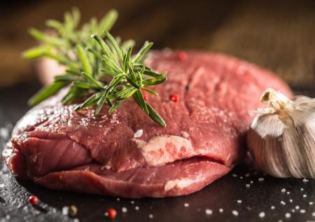 Мыть или не мыть мясо перед готовкой — вот в чем вопрос. Кого слушать?