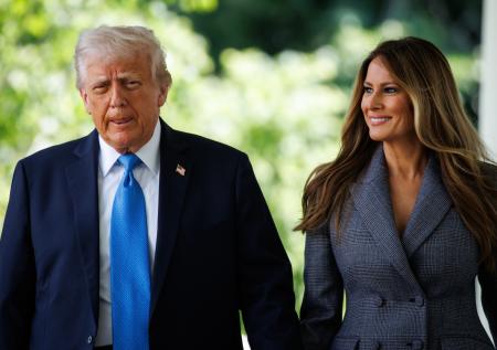 «А как же я?»: Трамп приревновал свою жену после беседы с Путиным
