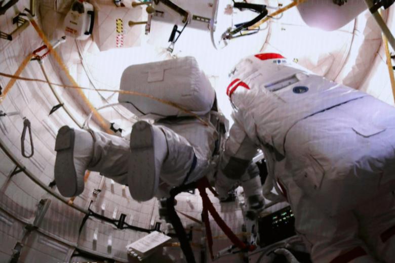 На борту китайской орбитальной космической станции «Тяньгун»