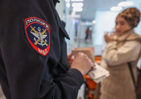 Толпа иностранцев устроила драку в очереди у миграционного центра