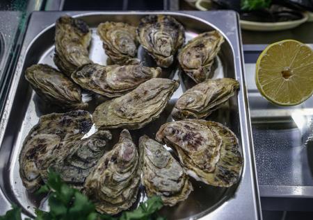 На помойку в Петербурге выкинули 150 кг морепродуктов