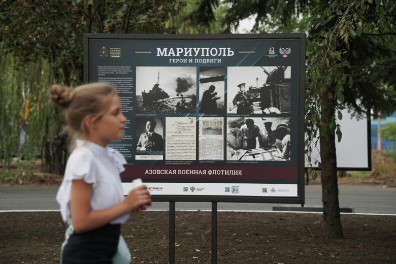 Девочка во время прогулки в открывшемся после капитального ремонта Приморском парке в Мариуполе