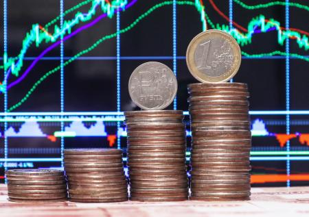 Рубль готовят к девальвации: возможные сценарии, какой курс будет летом