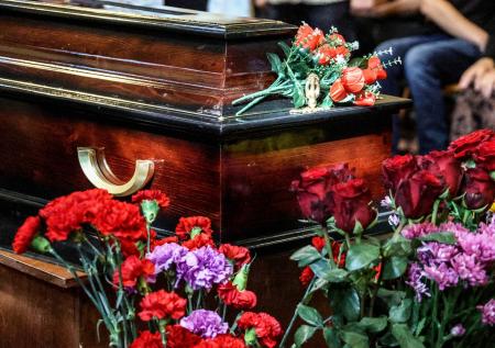 Женщина заглянула в гроб дяди перед похоронами и пришла в ужас