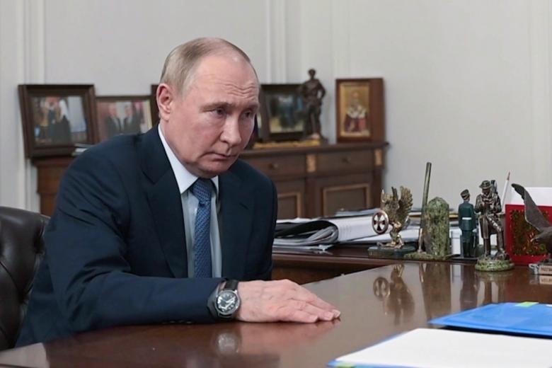 Владимир Путин во время встречи с временно исполняющим обязанности губернатора Курской области Александром Хинштейном