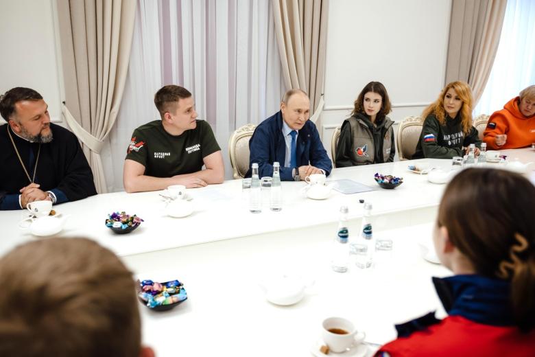 Владимир Путин в ходе встречи с волонтёрами
