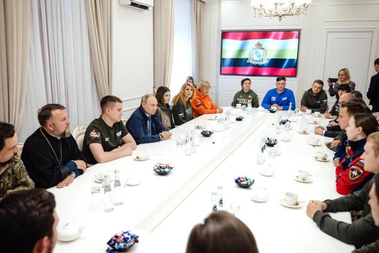 Владимир Путин в ходе встречи с волонтёрами