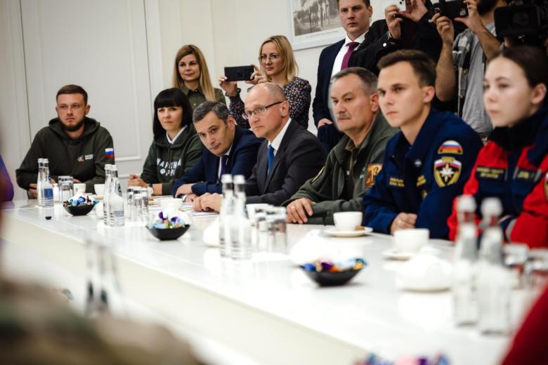 Временно исполняющий обязанности губернатора Курской области Александр Хинштейн и первый заместитель руководителя администрации президента Сергей Кириенко в ходе встречи с волонтёрами