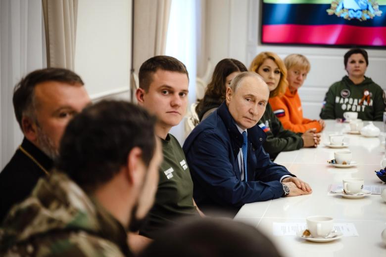 Владимир Путин в ходе встречи с волонтёрами