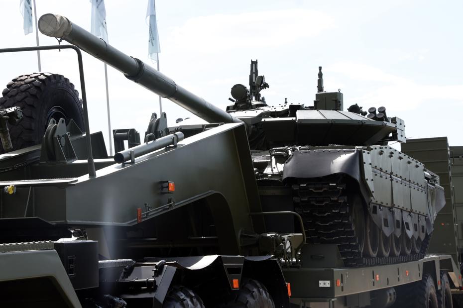 Танк Т-72 БМ2 на платформе автопоезда