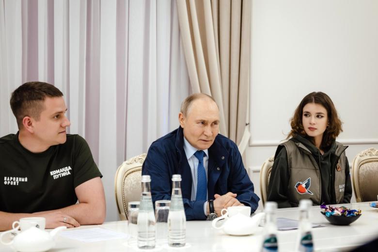 Владимир Путин в ходе встречи с волонтёрами