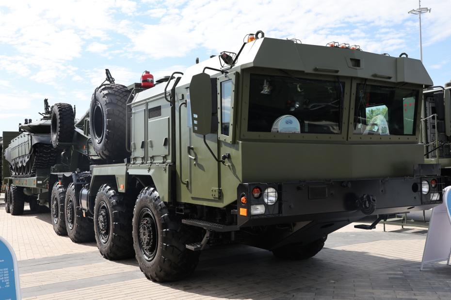 Автопоезд МЗКТ с бронированной кабиной