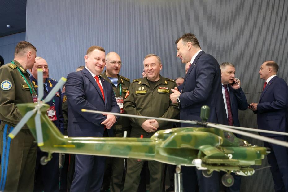 Министр обороны Белоруссии Виктор Хренин на международной выставке вооружения и военной техники MILEX 2025