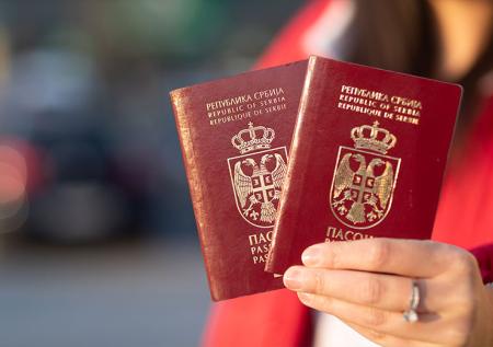 Европейская страна оставила десятки уроженцев России без паспортов
