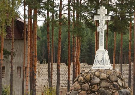 В России возмутились развратной фотосессией блогера из Перми на фоне креста