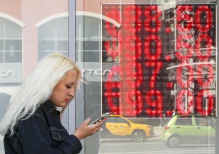 Доллар рухнул ниже 80: надо ли бежать в обменник, каким будет курс летом