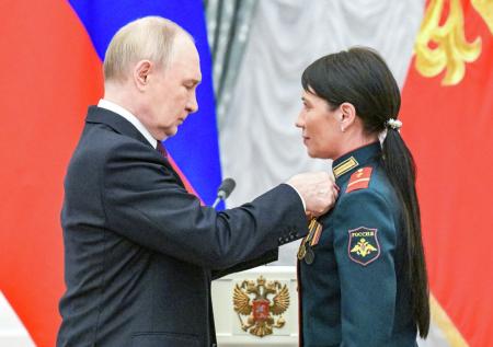 Путин впервые наградил женщину званием Героя России за участие в СВО