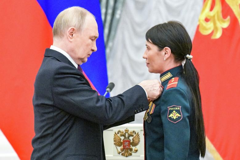 Владимир Путин и ефрейтор МО РФ Людмила Болилая, удостоенная звания Героя России, на церемонии вручения высших государственных наград РФ