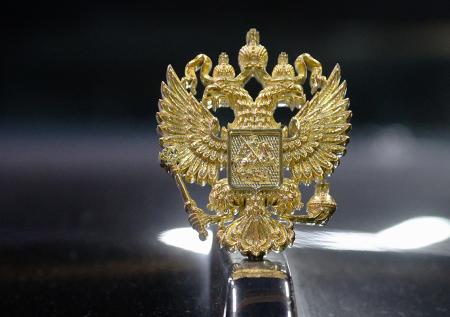 «Будут кресты»: Песков о разнице в изображениях герба России