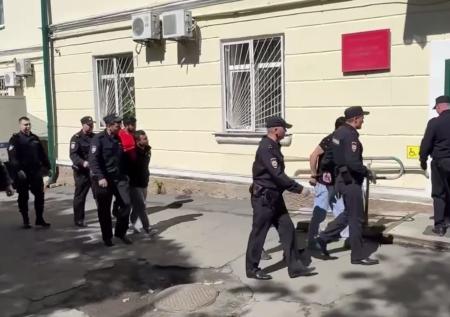 «Пихнул и сел сверху»: трое нелегалов насиловали официантку четыре часа