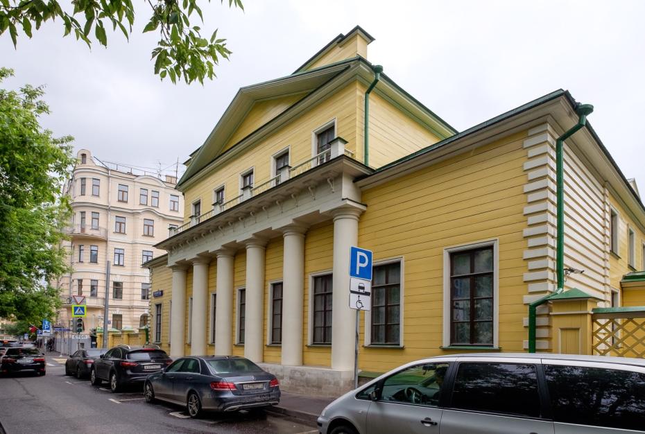 Городская усадьба А. К. Поливанова, построенная в начале XIX века в Денежном переулке