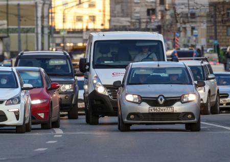 Юрист раскрыл, какой штраф грозит водителям за выключенные фары днем