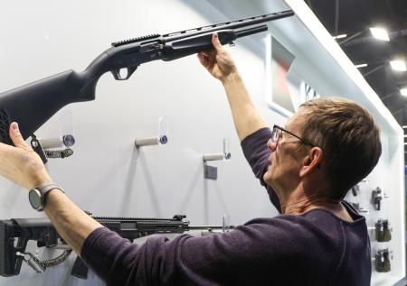Белорусские таможенники оценили российское оружие на выставке MILEX-2025