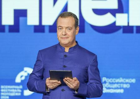 Дмитрий Медведев присоединился к поздравлениям «Комсомольской правды»