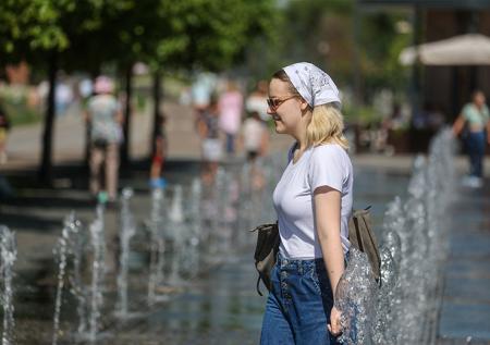Косметолог назвала двух главных врагов зоны декольте