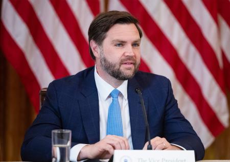 Вэнс раскрыл значение поездки Трампа на Ближний Восток