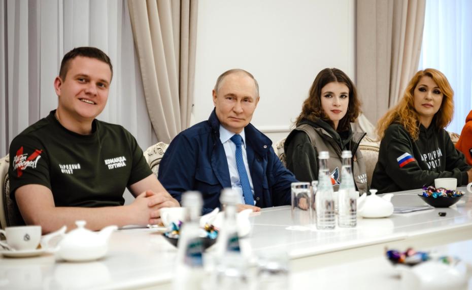 Владимир Путин в ходе встречи с волонтерами