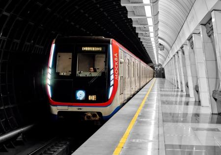 Человек на путях изменил график движения на Кольцевой линии метро в Москве