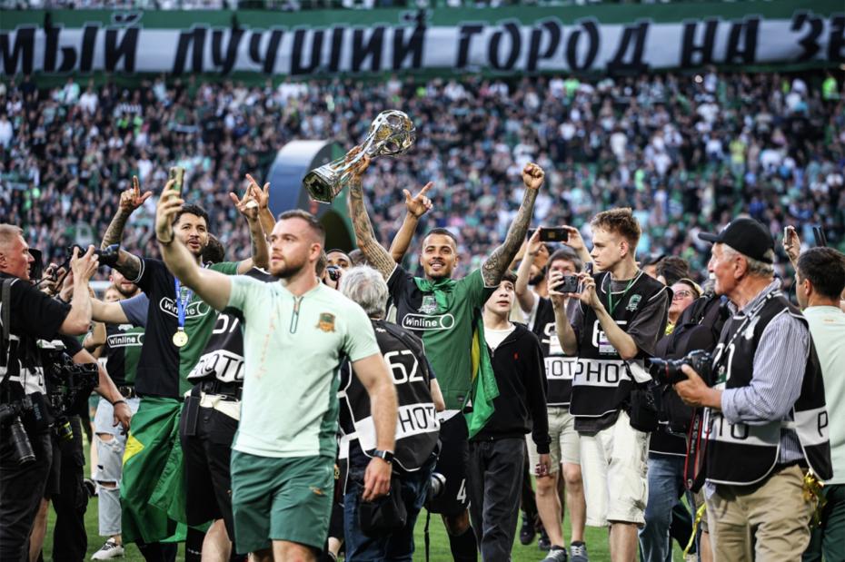 Игроки ФК «Краснодар» радуются победе в чемпионате Российской премьер-лиги по футболу