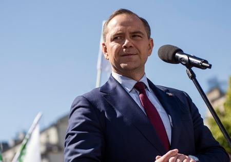 Кандидата в президенты Польши заподозрили в употреблении снюса на дебатах