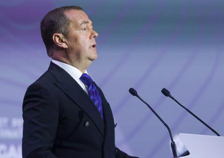 Медведев вспомнил о радиостанции Судного дня из-за «лютого хрюкостяга»