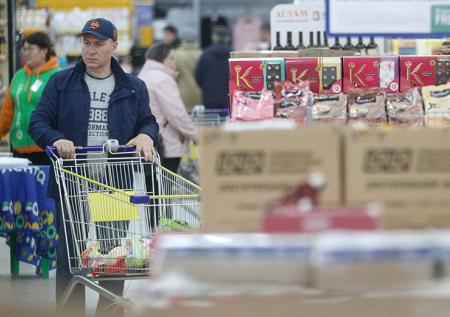 Инфляция вынуждает россиян экономить на продуктах сильнее прежнего