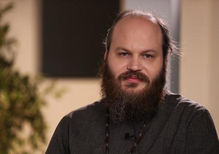 Отец Павел Островский извинился за слова о триколоре
