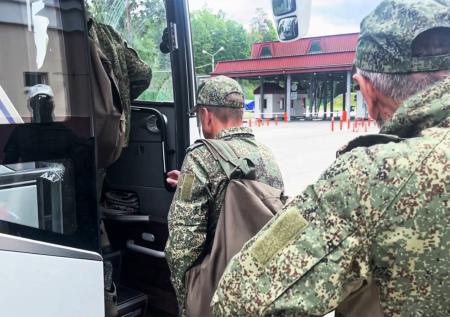 Освобожденные военные вышли из самолета в Подмосковье и попали на видео