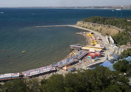 Мазут не отбил желание у отдыхающих в Анапе окунуться в Черное море