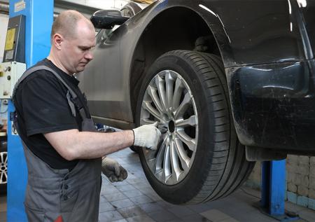 Водителям напомнили о праве ездить на нешипованной резине зимой