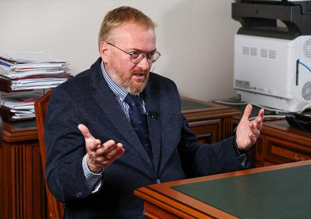 «Дадут по морде»: Милонов о надругательстве певцом Грузии над флагом РФ