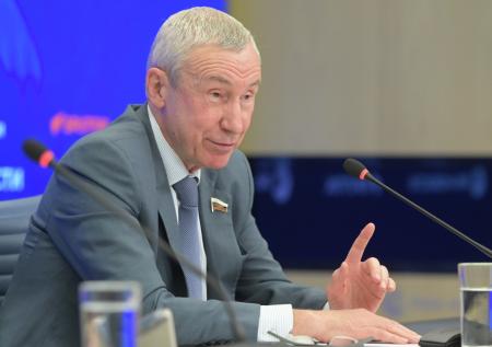 Сенатор раскрыл заговор «лунатиков», мечтающих поссорить Путина и Трампа