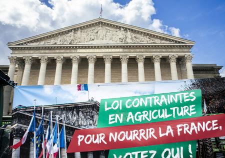 Протестующие фермеры на тракторах собрались у здания парламента в Париже